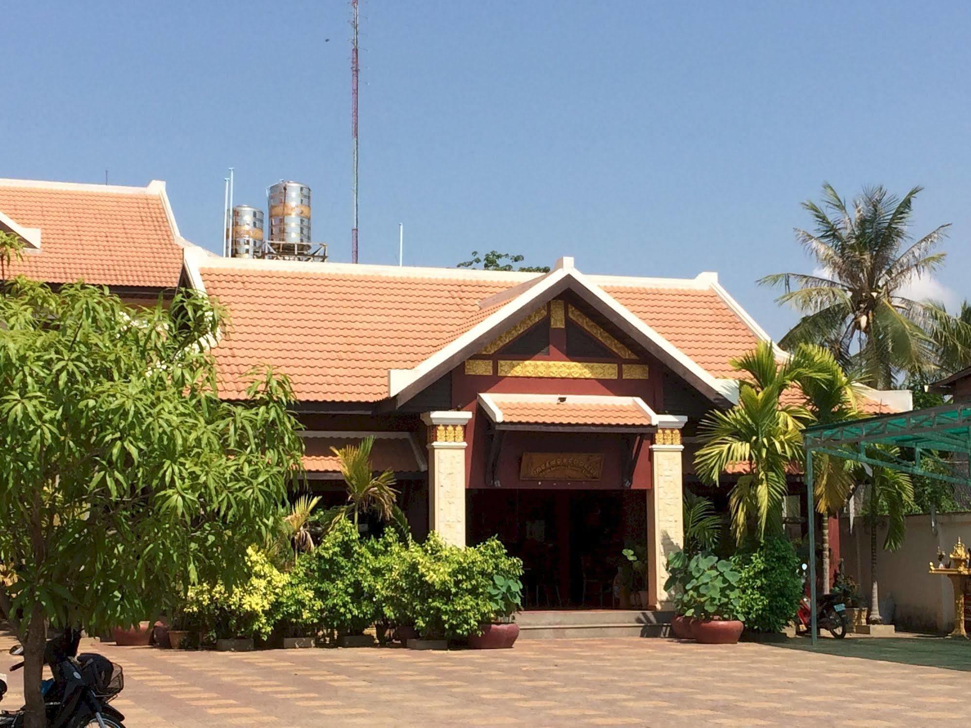Victoria Hotel Battambang Exterior photo